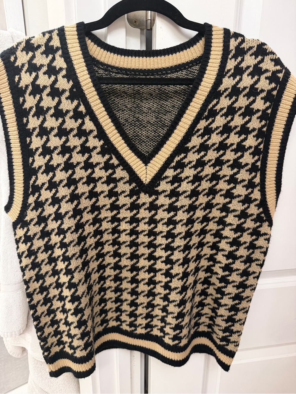 H&M Black and Cream Houndstooth V-Neck Sweater Vest